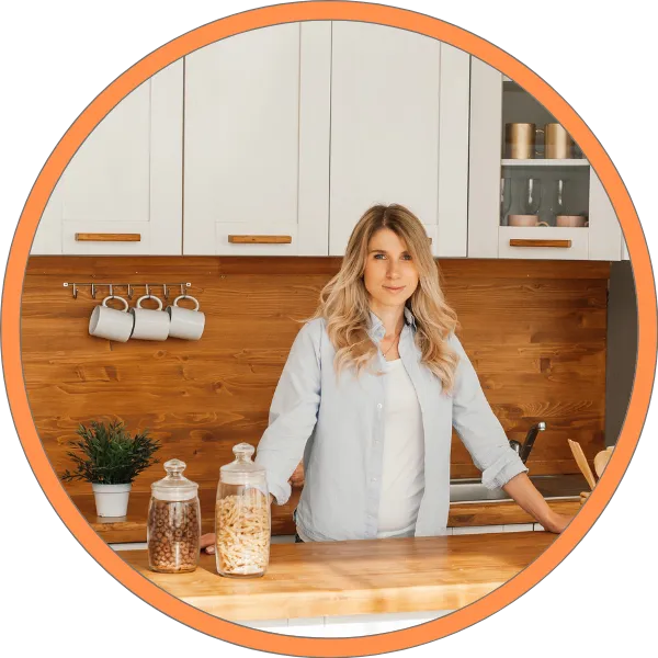Portrait of Leena in a warm wooden kitchen, creator of EasyCookingToDo, a blog about easy and family-friendly recipes.