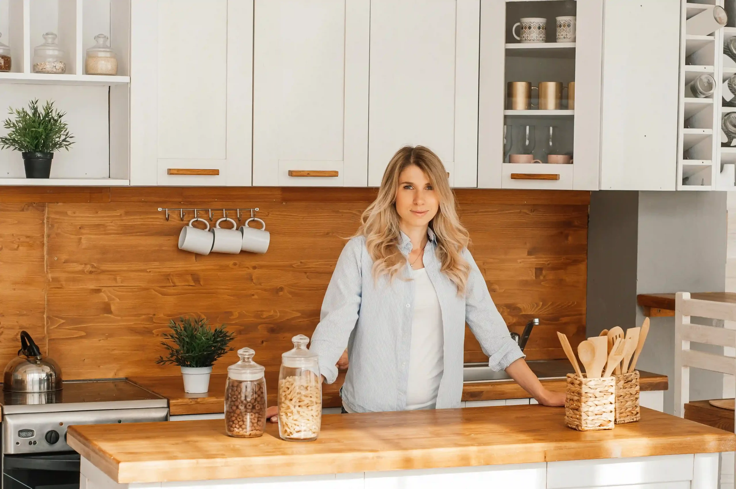 About me 1 Portrait of Leena in her kitchen, creator of EasyCookingToDo, a blog for busy moms and simple recipes.